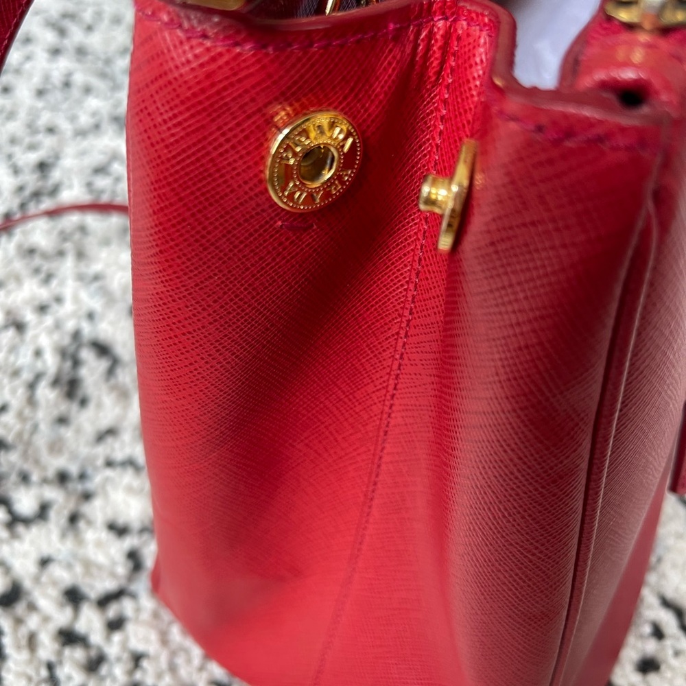 Prada - Picture 2 of 6